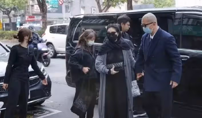 大S具俊曄現身小S公公靈堂,高調秀恩愛的背後,是為小S擋槍