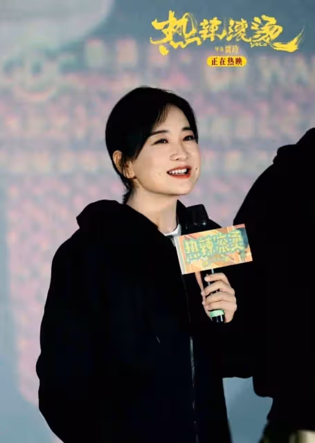 賈玲波浪卷和高馬尾太美了！20-41歲顏值變化，歷經3個人生階段