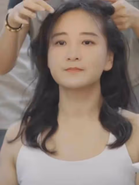 賈玲波浪卷和高馬尾太美了！20-41歲顏值變化，歷經3個人生階段