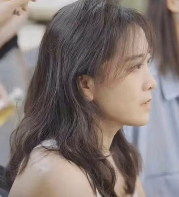 賈玲波浪卷和高馬尾太美了！20-41歲顏值變化，歷經3個人生階段