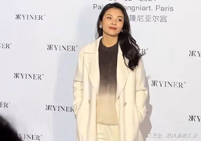 巴黎時裝周女明星生圖，楊冪卷髮大佬出街，鍾楚曦水蛇腰超美！