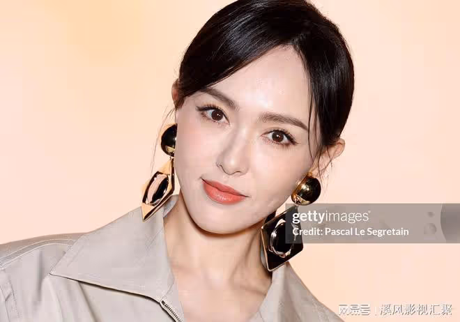 巴黎時裝周女明星生圖，楊冪卷髮大佬出街，鍾楚曦水蛇腰超美！