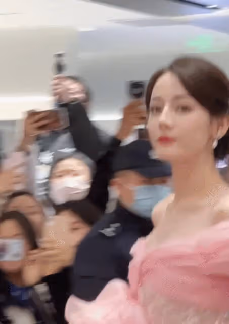 迪麗熱巴元氣桃桃妝驚艷,身穿高定粉色紗裙,鎖骨美背白到發光!