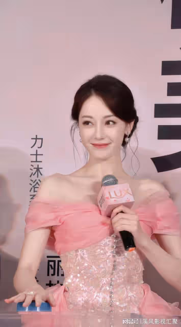 迪麗熱巴元氣桃桃妝驚艷,身穿高定粉色紗裙,鎖骨美背白到發光!