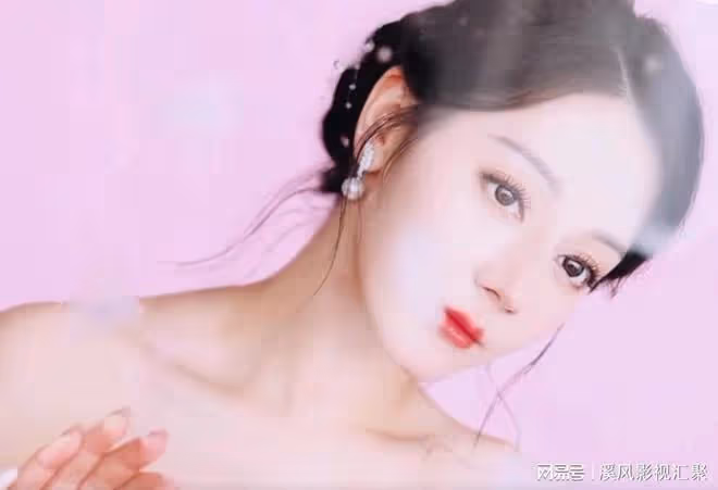 迪麗熱巴元氣桃桃妝驚艷，身穿高定粉色紗裙，鎖骨美背白到發光！