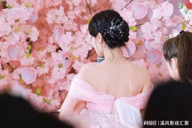 迪麗熱巴元氣桃桃妝驚艷，身穿高定粉色紗裙，鎖骨美背白到發光！