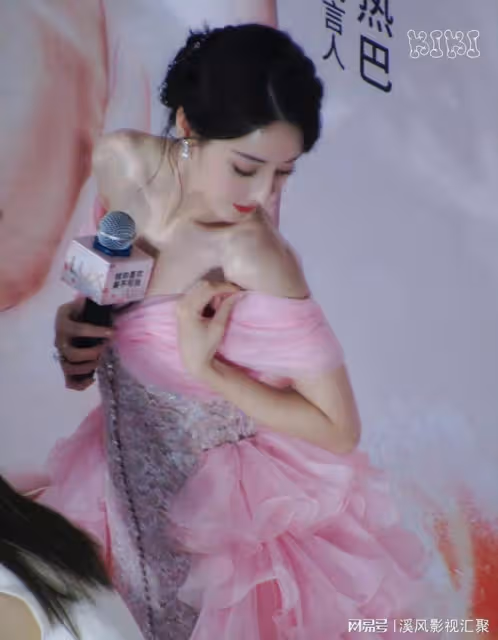 迪麗熱巴元氣桃桃妝驚艷，身穿高定粉色紗裙，鎖骨美背白到發光！
