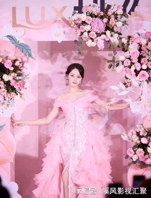 迪麗熱巴元氣桃桃妝驚艷，身穿高定粉色紗裙，鎖骨美背白到發光！