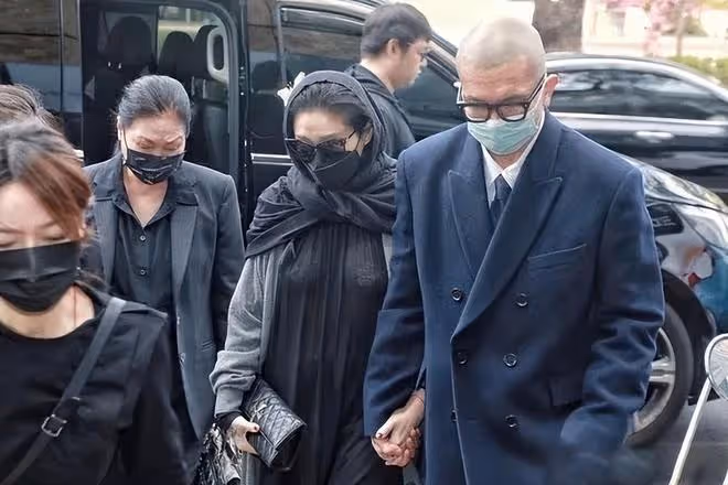 大S戴圍巾疑為遮白髮，一向愛美卻不染髮，網友：哺乳期不能染髮
