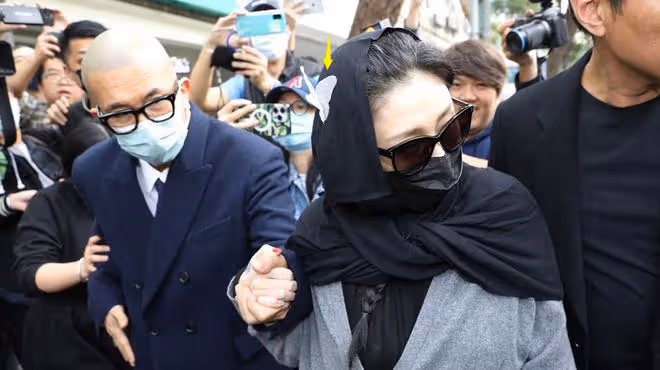 大S戴圍巾疑為遮白髮，一向愛美卻不染髮，網友：哺乳期不能染髮