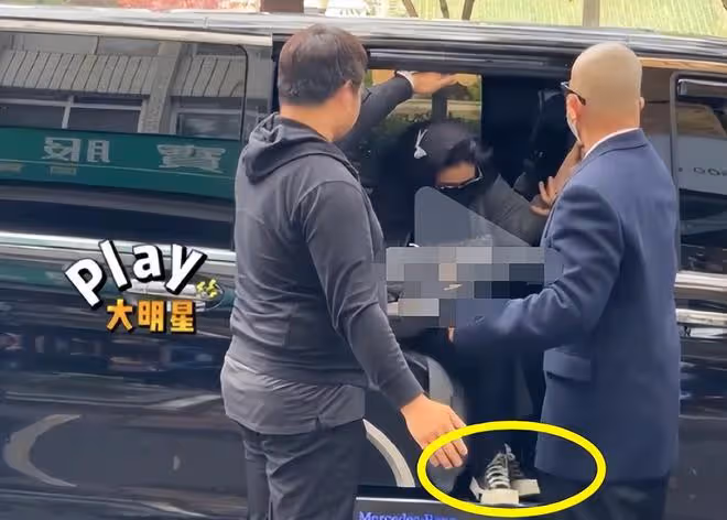 大S戴圍巾疑為遮白髮，一向愛美卻不染髮，網友：哺乳期不能染髮