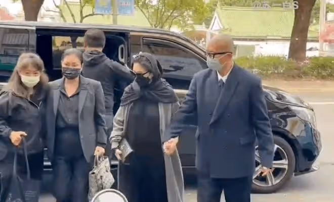 大S戴圍巾疑為遮白髮,一向愛美卻不染髮,網友:哺乳期不能染髮