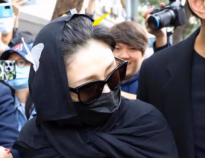 大S戴圍巾疑為遮白髮,一向愛美卻不染髮,網友:哺乳期不能染髮