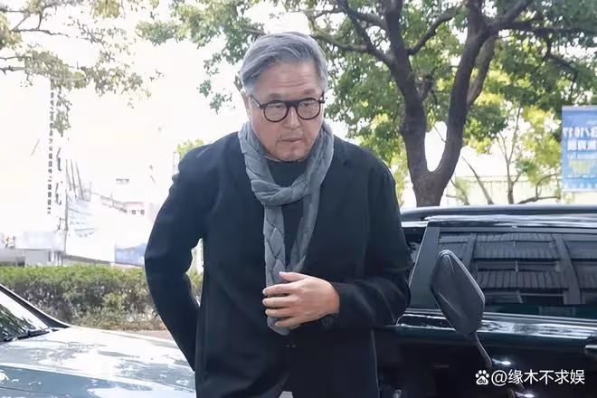大S透視裝參加小S公公葬禮，疑戴防溢乳貼，離開時穿好衣服！