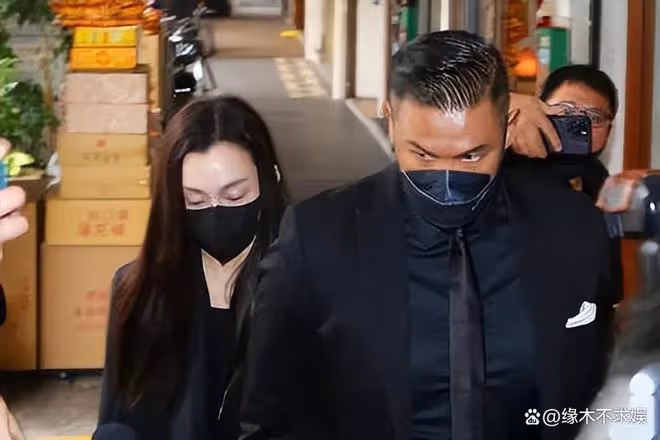 大S透視裝參加小S公公葬禮，疑戴防溢乳貼，離開時穿好衣服！