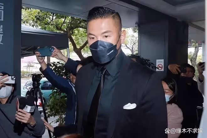 大S透視裝參加小S公公葬禮，疑戴防溢乳貼，離開時穿好衣服！