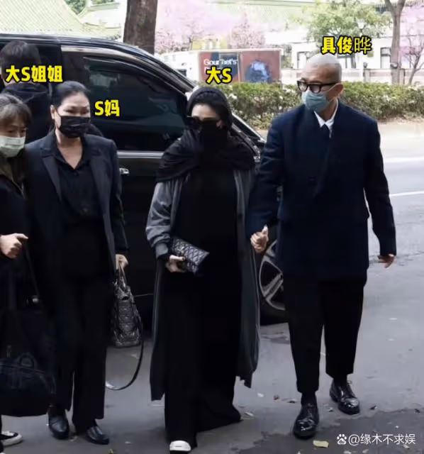 大S透視裝參加小S公公葬禮，疑戴防溢乳貼，離開時穿好衣服！
