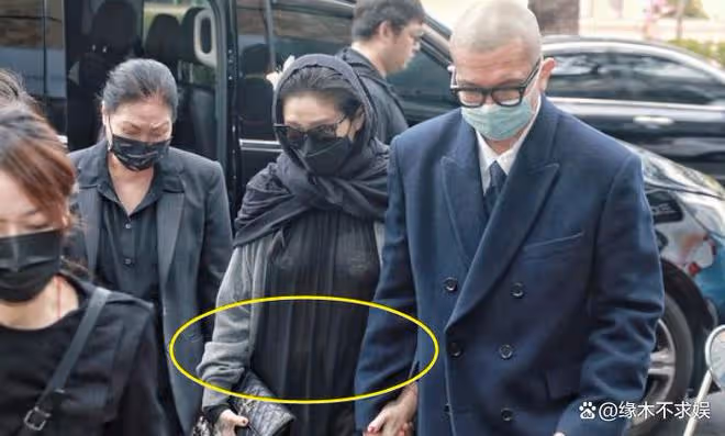 大S透視裝參加小S公公葬禮，疑戴防溢乳貼，離開時穿好衣服！