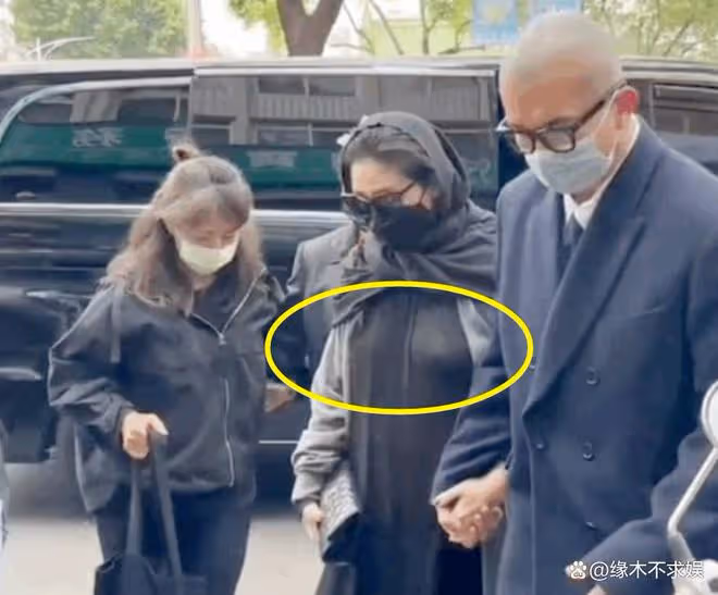 大S透視裝參加小S公公葬禮，疑戴防溢乳貼，離開時穿好衣服！