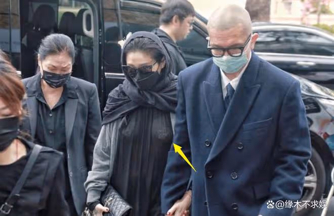大S透視裝參加小S公公葬禮，疑戴防溢乳貼，離開時穿好衣服！
