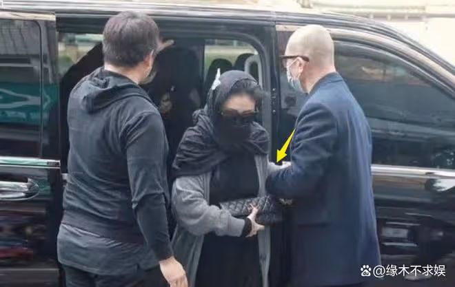 大S透視裝參加小S公公葬禮，疑戴防溢乳貼，離開時穿好衣服！