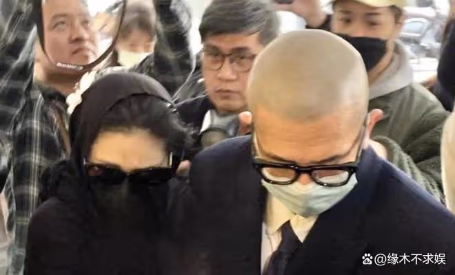 大S透視裝參加小S公公葬禮，疑戴防溢乳貼，離開時穿好衣服！