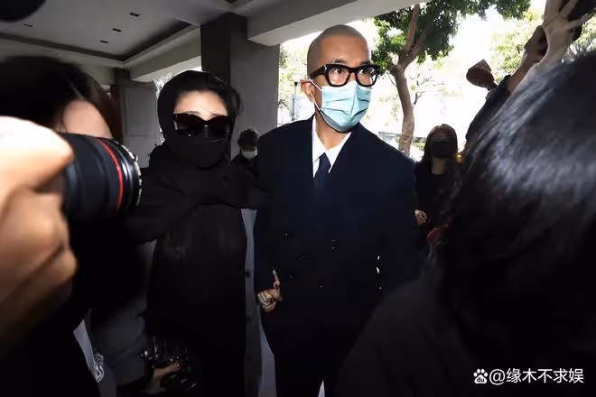 大S透視裝參加小S公公葬禮，疑戴防溢乳貼，離開時穿好衣服！