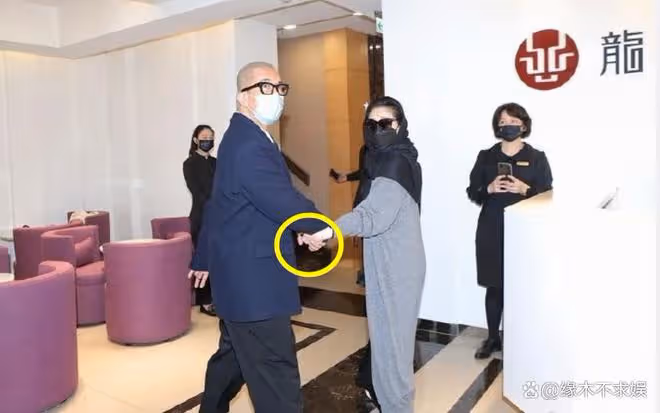 大S透視裝參加小S公公葬禮，疑戴防溢乳貼，離開時穿好衣服！