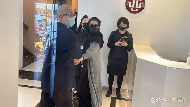 大S透視裝參加小S公公葬禮，疑戴防溢乳貼，離開時穿好衣服！