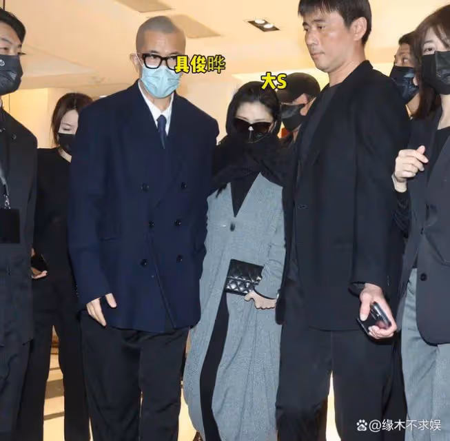 大S透視裝參加小S公公葬禮,疑戴防溢乳貼,離開時穿好衣服!