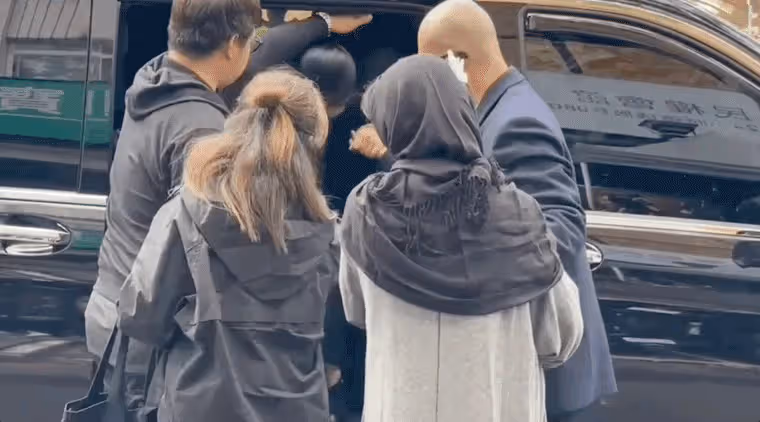 太離譜！大S穿透視裝現身小S公公葬禮，舉止遲緩像懷孕了！