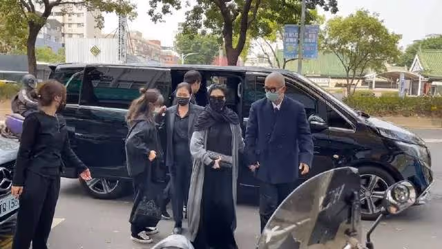 太離譜！大S穿透視裝現身小S公公葬禮，舉止遲緩像懷孕了！