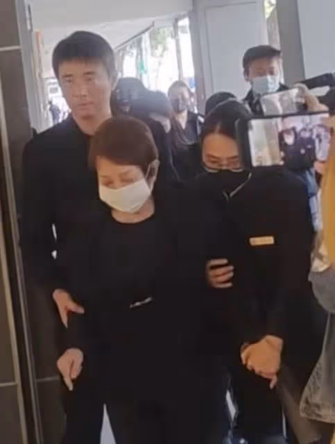 太離譜！大S穿透視裝現身小S公公葬禮，舉止遲緩像懷孕了！