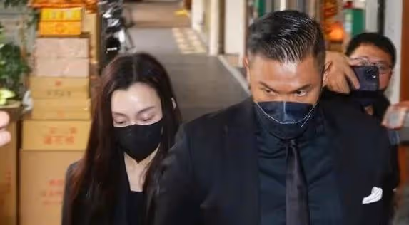 太離譜！大S穿透視裝現身小S公公葬禮，舉止遲緩像懷孕了！