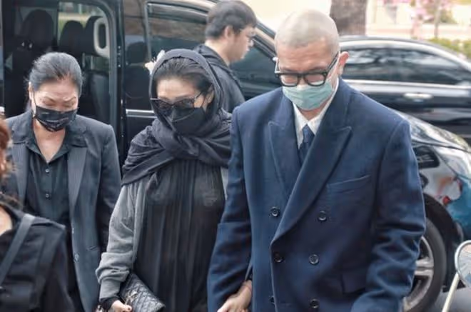48歲大S穿透視裝現身葬禮，內衣明顯，身材臃腫被疑剛生完孩子