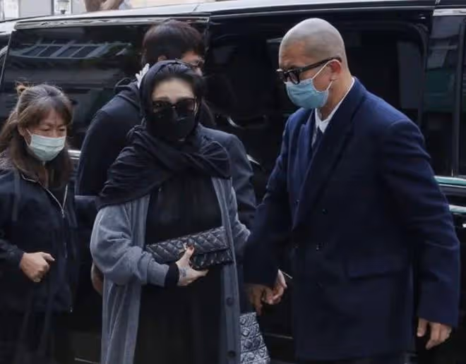 48歲大S穿透視裝現身葬禮，內衣明顯，身材臃腫被疑剛生完孩子