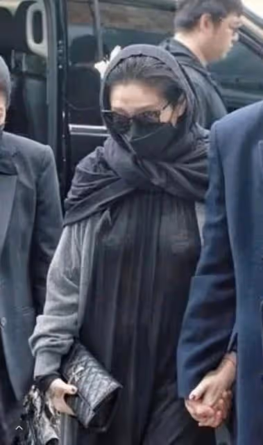 48歲大S穿透視裝現身葬禮，內衣明顯，身材臃腫被疑剛生完孩子