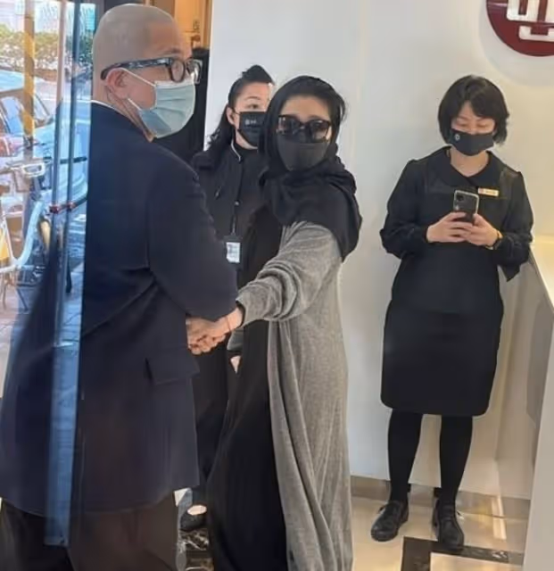 48歲大S穿透視裝現身葬禮，內衣明顯，身材臃腫被疑剛生完孩子