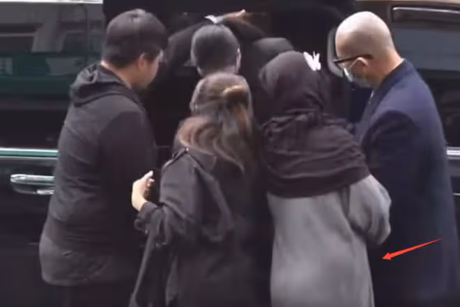 48歲大S穿透視裝現身葬禮，內衣明顯，身材臃腫被疑剛生完孩子
