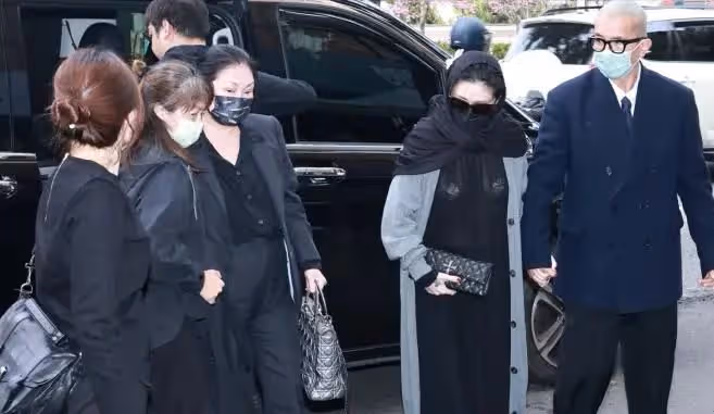 48歲大S穿透視裝現身葬禮，內衣明顯，身材臃腫被疑剛生完孩子