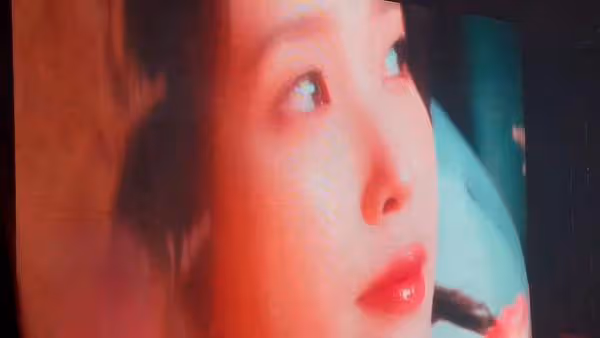 IU演唱會驚現30秒彩蛋! V懷裡緊擁她「MV未公開畫面曝光」