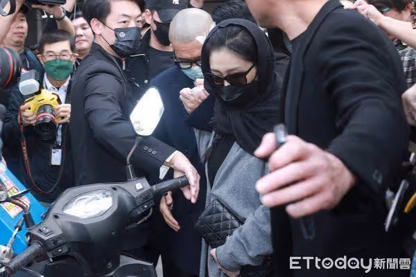 大S靈堂待2小時陪妹摺蓮花! 具俊曄護妻「全程手沒鬆開」快步上車