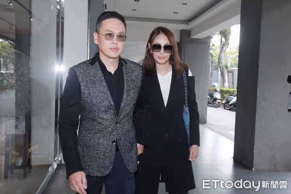 大S靈堂待2小時陪妹摺蓮花! 具俊曄護妻「全程手沒鬆開」快步上車