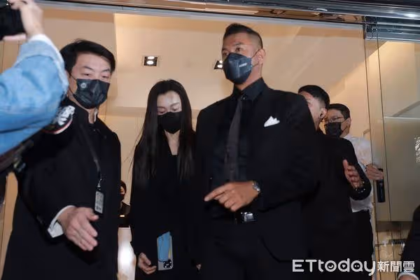 大S靈堂待2小時陪妹摺蓮花! 具俊曄護妻「全程手沒鬆開」快步上車