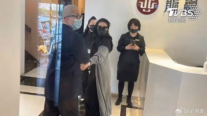 47歲大S也落魄，被拍到白髮，還穿兩年前刷前夫信用卡買的衣服