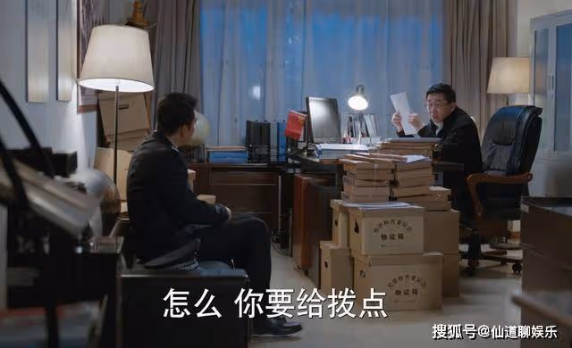 高度近視加心臟病，《江河日上》的笑點，被嚴書記承包了