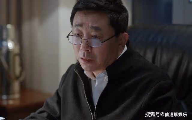 高度近視加心臟病，《江河日上》的笑點，被嚴書記承包了