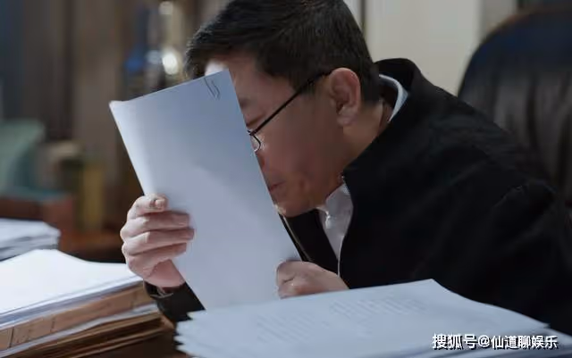 高度近視加心臟病，《江河日上》的笑點，被嚴書記承包了