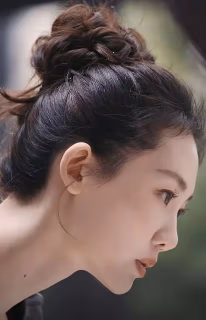 鄭愷老婆挑戰高難度瑜伽，輕鬆完成空中一字馬，身材纖瘦又美又颯