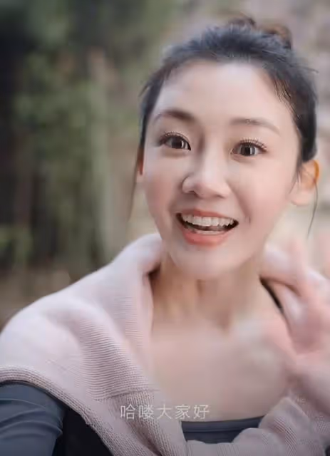 鄭愷老婆挑戰高難度瑜伽，輕鬆完成空中一字馬，身材纖瘦又美又颯